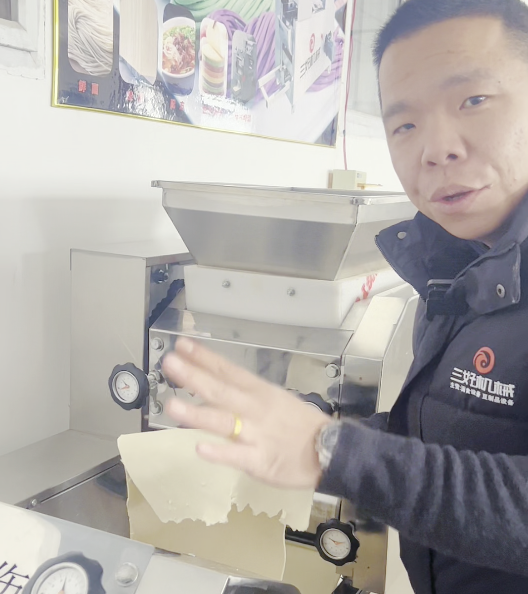 As a novice, how should Xiaobai use a noodle machine to make noodles?